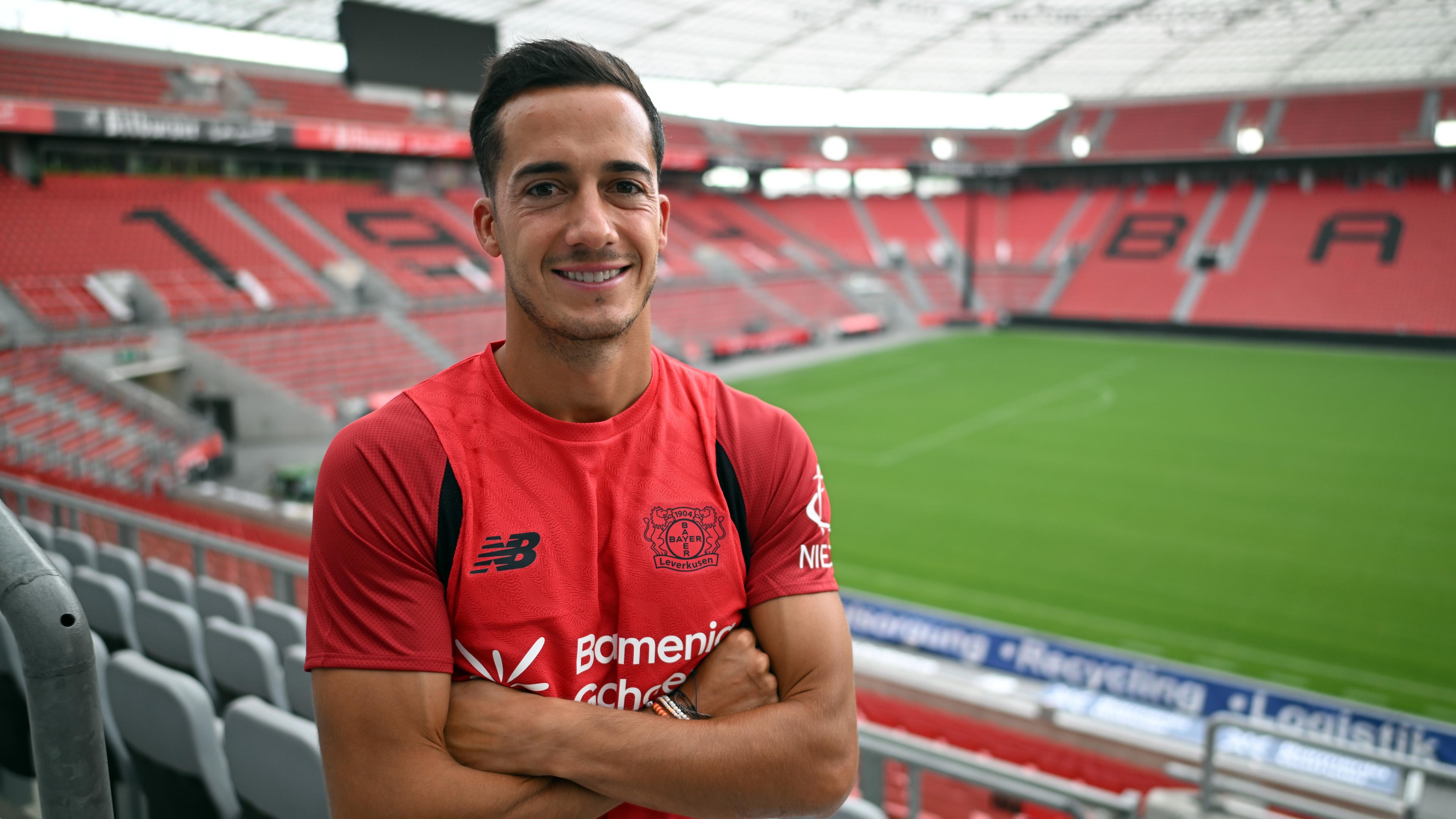 Lucas Vazquez psoiert im Leverkusen-Trikot vor leerem Stadion