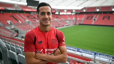 Lucas Vazquez psoiert im Leverkusen-Trikot vor leerem Stadion