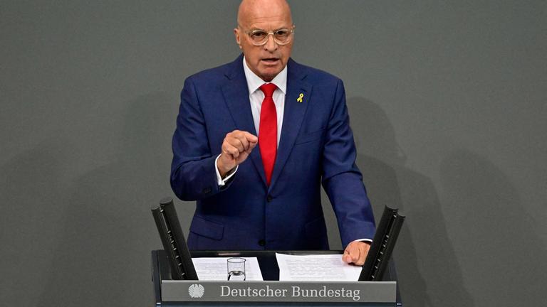 Rüdiger Lucassen bei einer Rede vor einem Podest