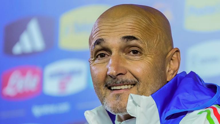 Italiens Cheftrainer Luciano Spalletti spricht während einer Pressekonferenz.