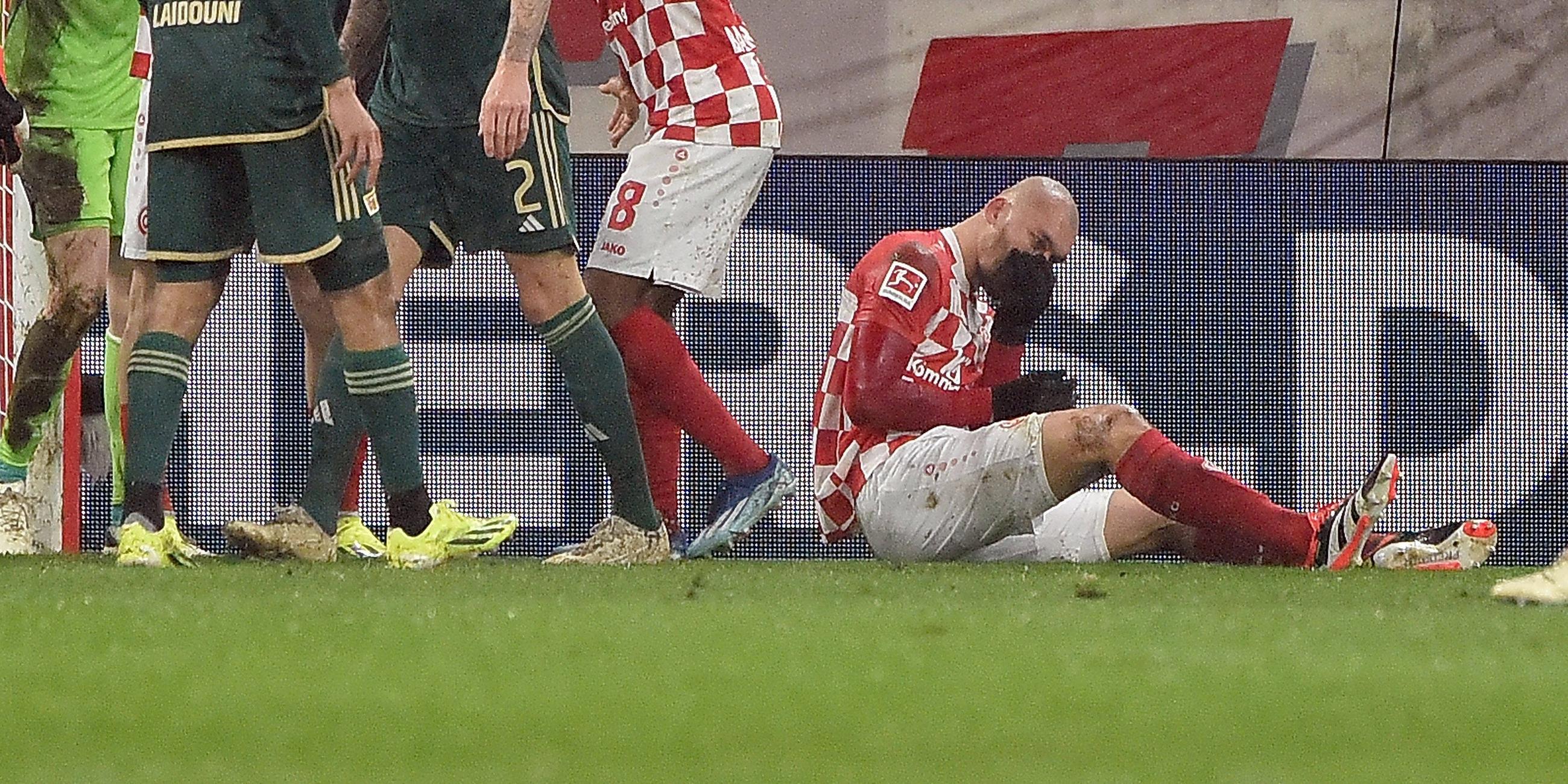 07.02.2024, Fußball-Bundesliga, FSV Mainz 05 - 1.FC Union Berlin: Ludovic Ajorque (FSV Mainz 05/rechts) hält sich die verletzte Nase