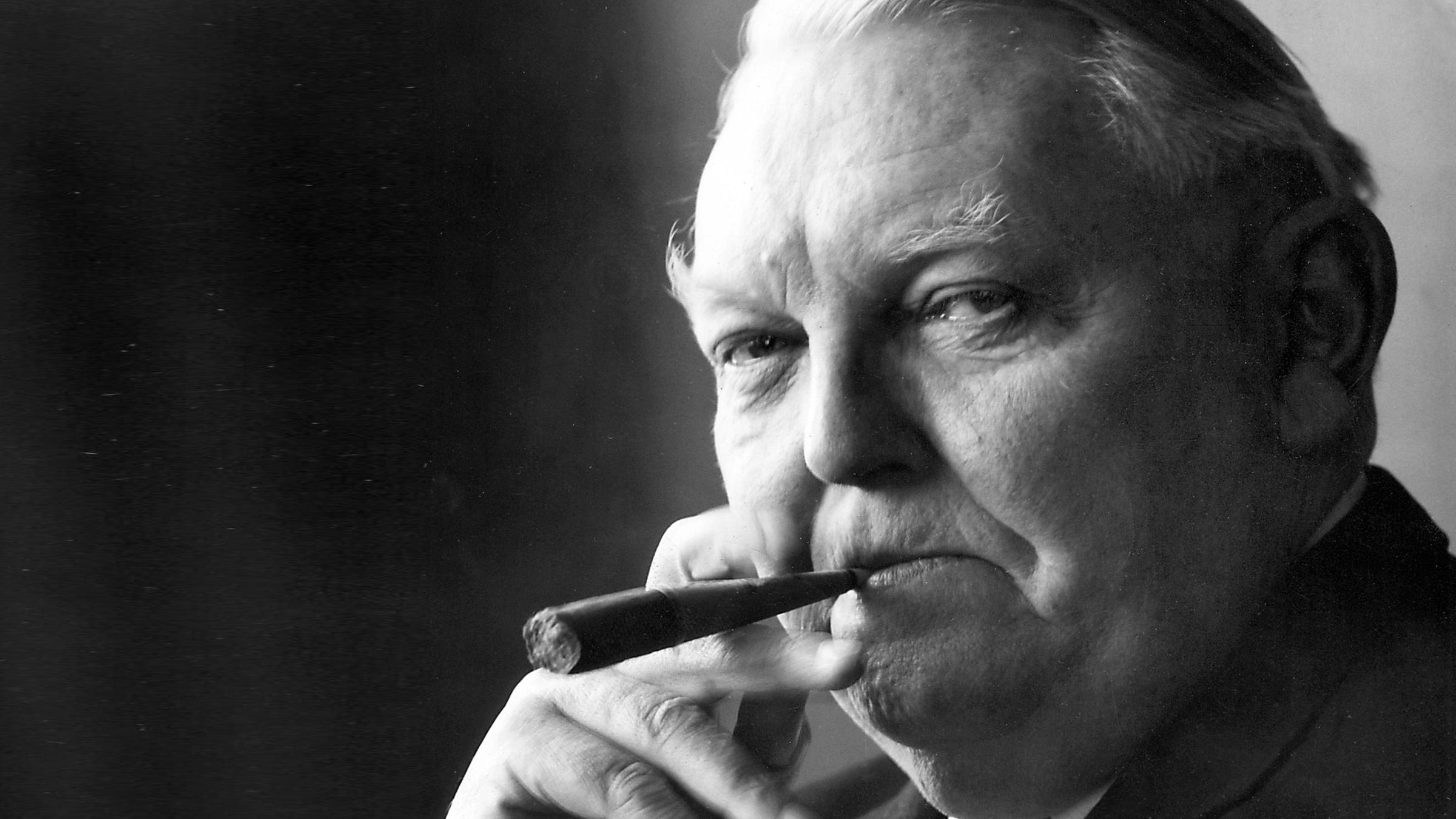 Archiv: Ludwig Erhard mit Zigarre 1963 in Bonn
