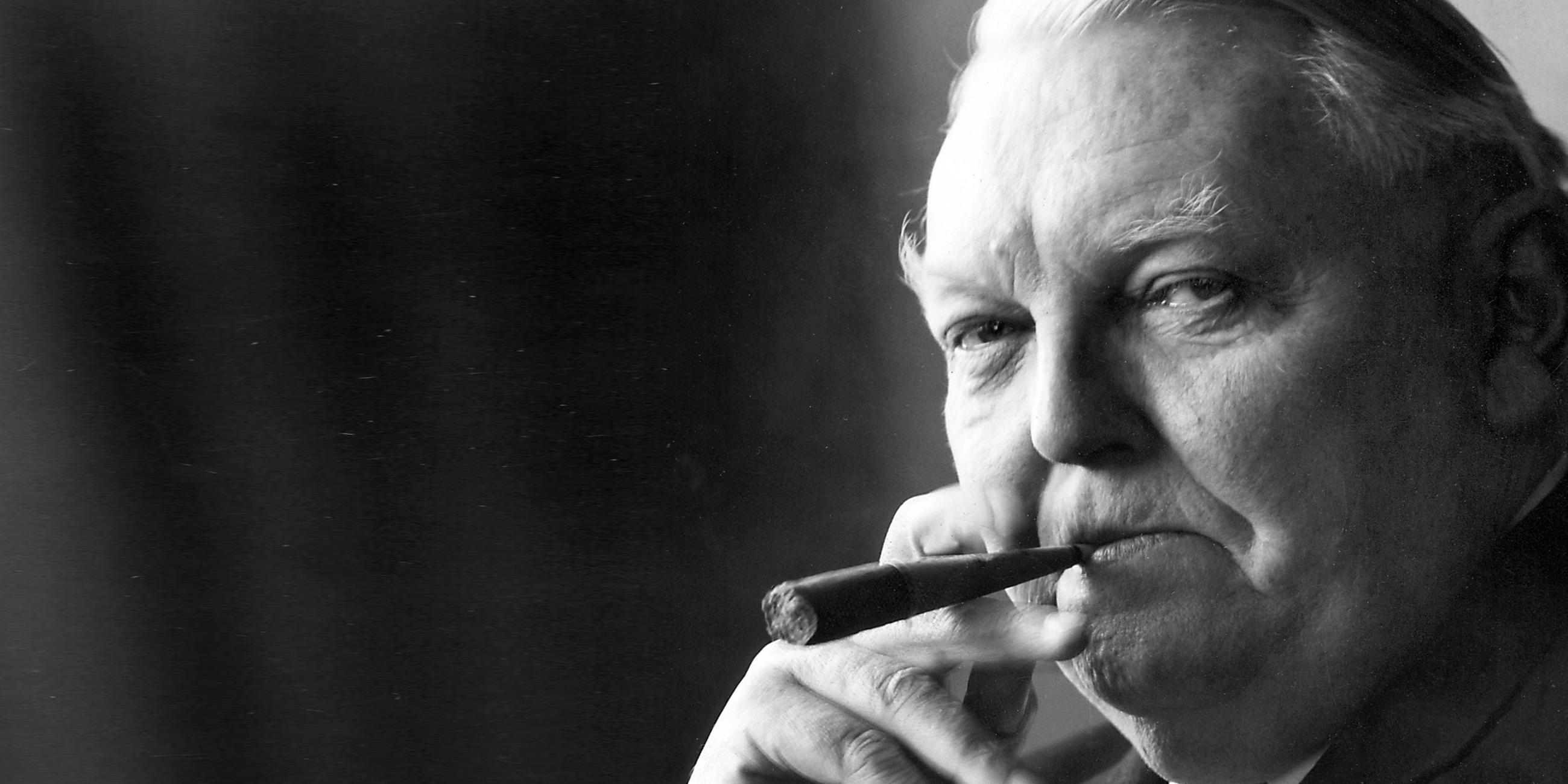 Archiv: Ludwig Erhard mit Zigarre 1963 in Bonn