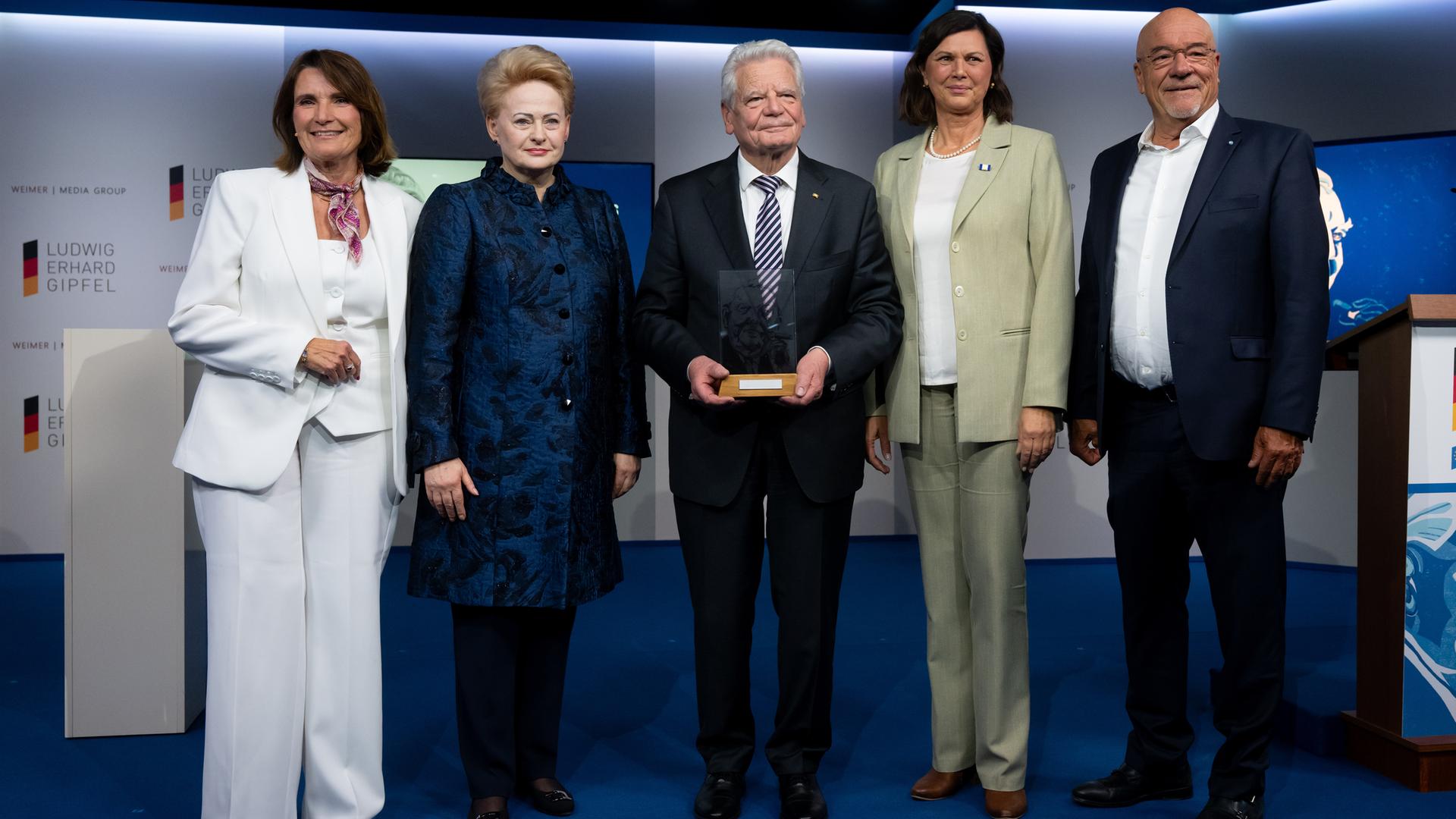 Am Tegernsee: Christiane Götz-Weimer (l-r), Dalia Grybauskaite, Joachim Gauck, Ilse Aigner und Wolfram Hatz beim Ludwig-Erhard-Gipfel.