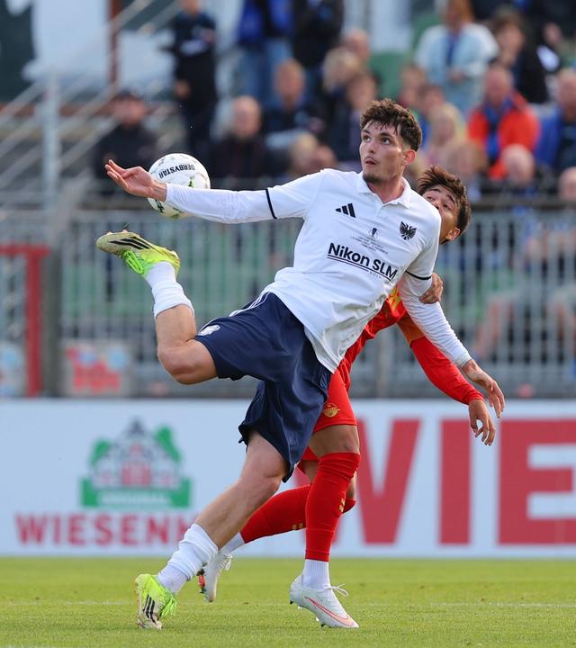 Kilian Skolik (l., 1. FC Phönix Lübeck) im Zweikampf mit Laurin Ulrich (r., SC Paderborn 07) im DFB-Pokal.