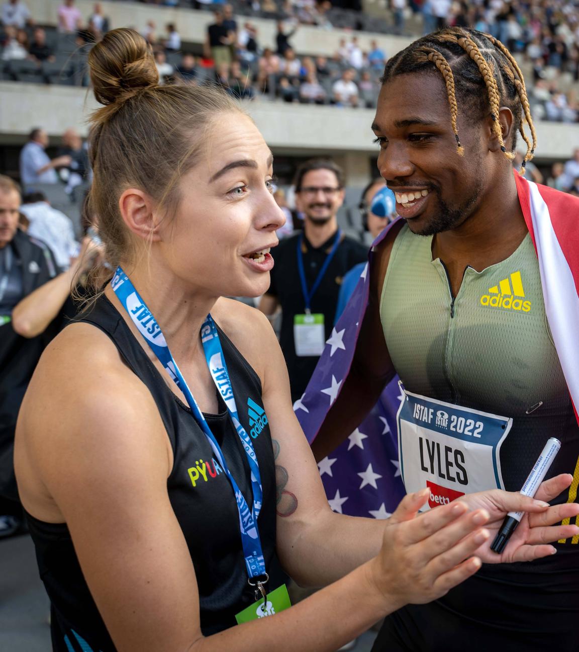 Gina Lückenkemper gratuliert Noah Lyles nach dem 100-Meter-Endlauf beim ISATF 2022 in Berlin
