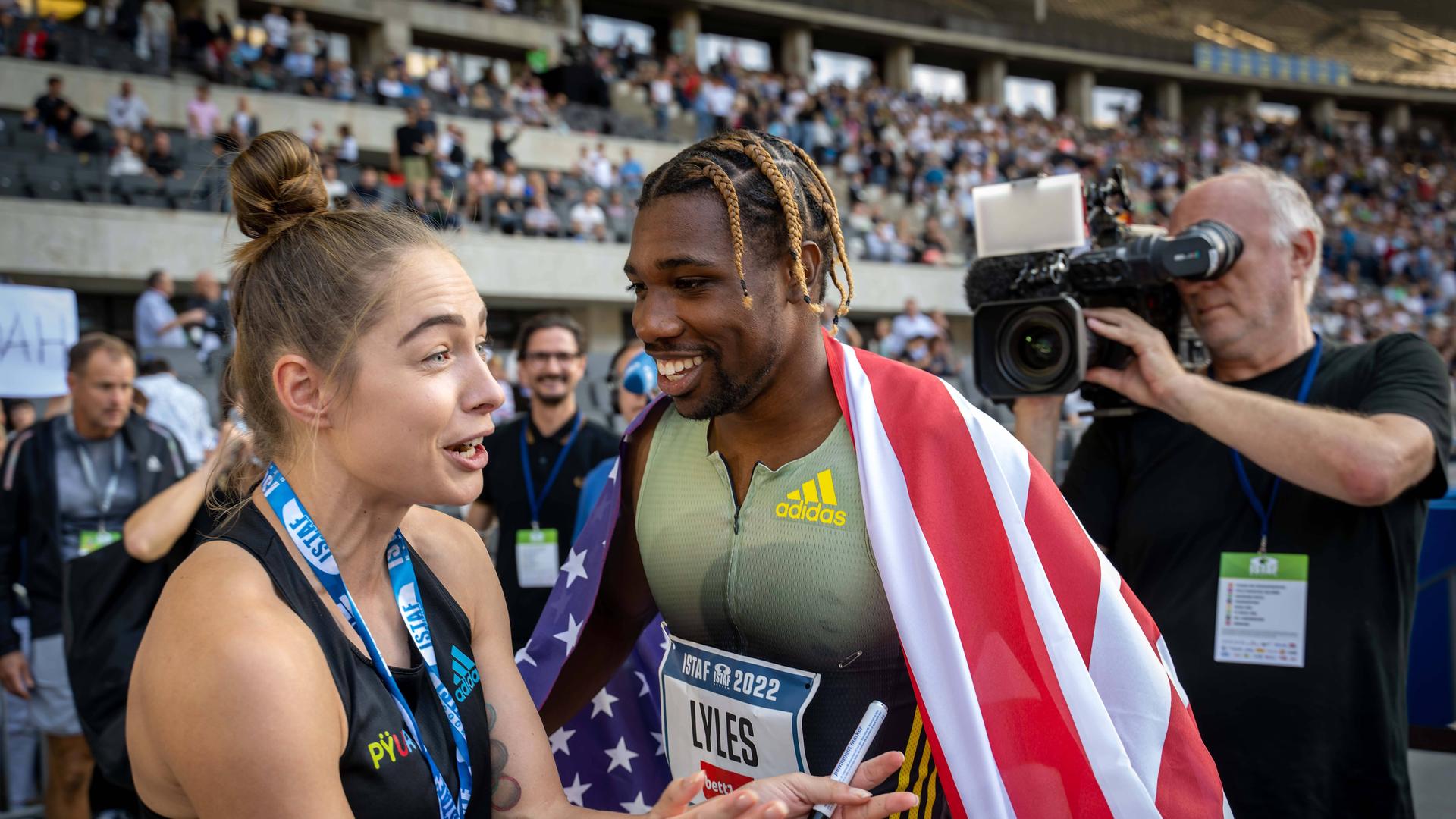 Gina Lückenkemper gratuliert Noah Lyles nach dem 100-Meter-Endlauf beim ISATF 2022 in Berlin