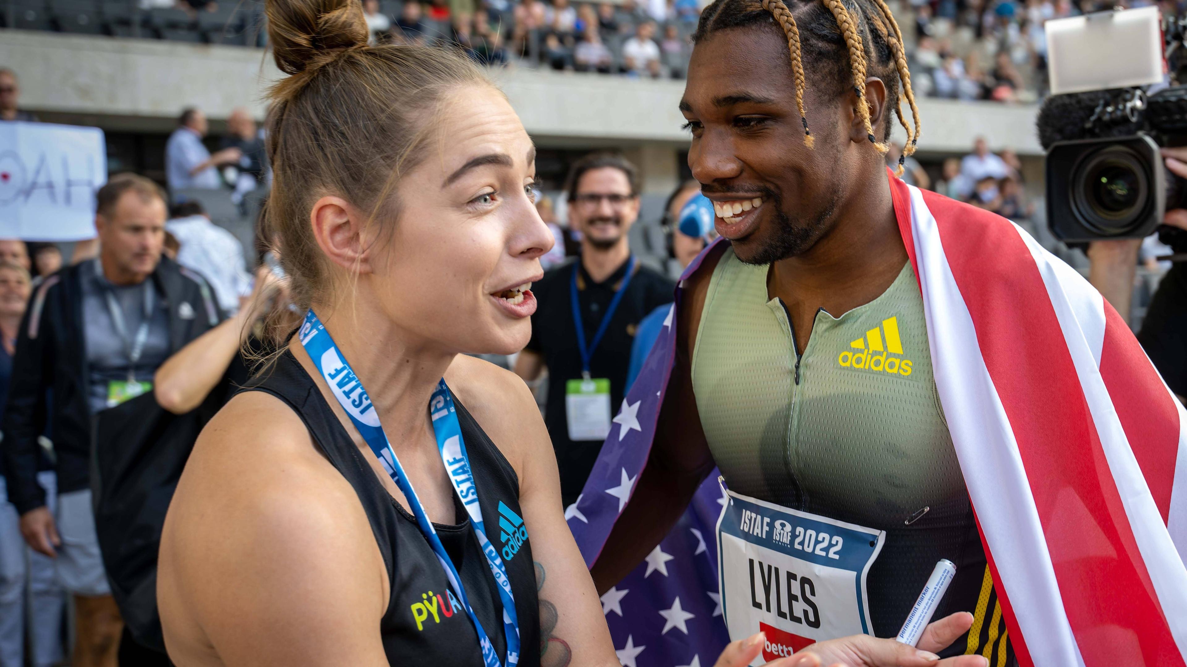Gina Lückenkemper gratuliert Noah Lyles nach dem 100-Meter-Endlauf beim ISATF 2022 in Berlin