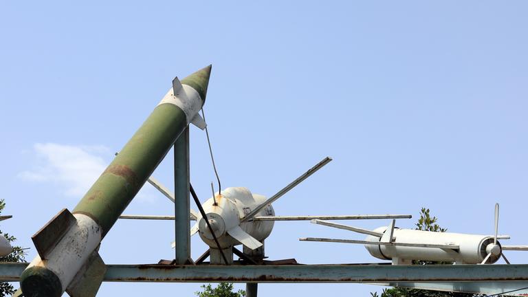 Am 14. Mai 2025 wurde auf einem Platz in Sanaa, Jemen, eine Ausstellung mit von den Huthi hergestellten Attrappen von Raketen und Drohnen gezeigt.