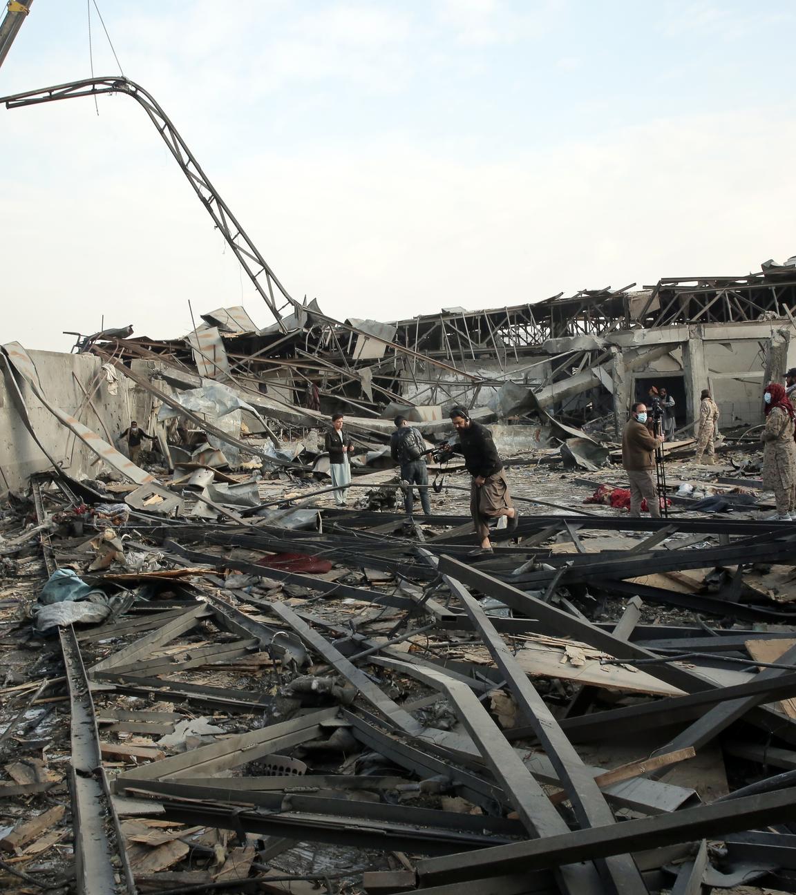 Sicherheitskräfte der Taliban inspizieren die zerstörten Ruinen der Drogenrehabilitationsklinik in der afghanischen Hauptstadt nach einem Luftangriff