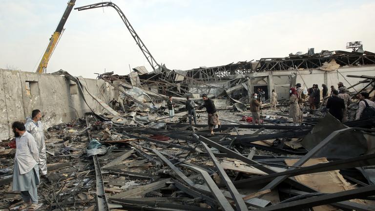 Sicherheitskräfte der Taliban inspizieren die zerstörten Ruinen der Drogenrehabilitationsklinik in der afghanischen Hauptstadt nach einem Luftangriff