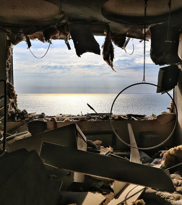 Der Blick auf das Schwarze Meer aus einer zerstörten Wohnung in einem 21-stöckigen Wohngebäude, das durch einen russischen Angriff beschädigt wurde.