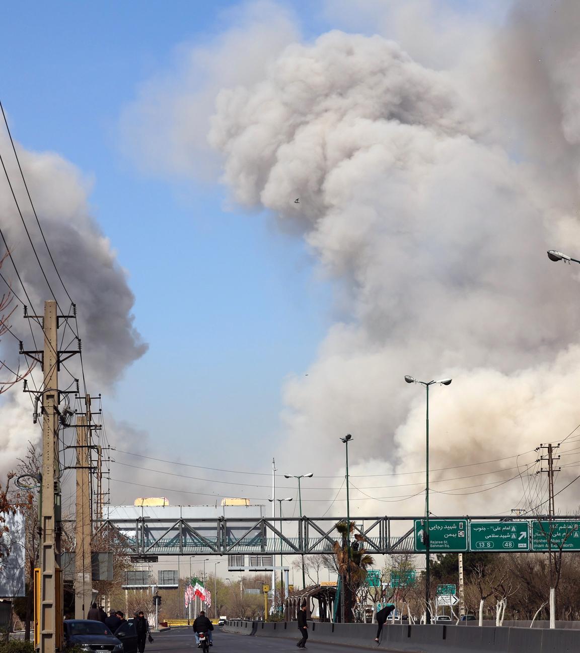 Iran, Teheran: Nach einem Luftangriff der USA und Israel steigen Rauchwolken empor.
