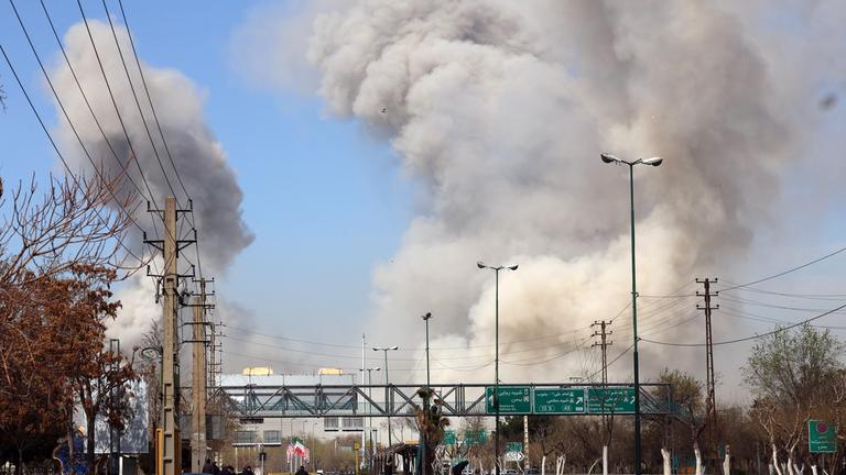 Iran, Teheran: Nach einem Luftangriff der USA und Israel steigen Rauchwolken empor.