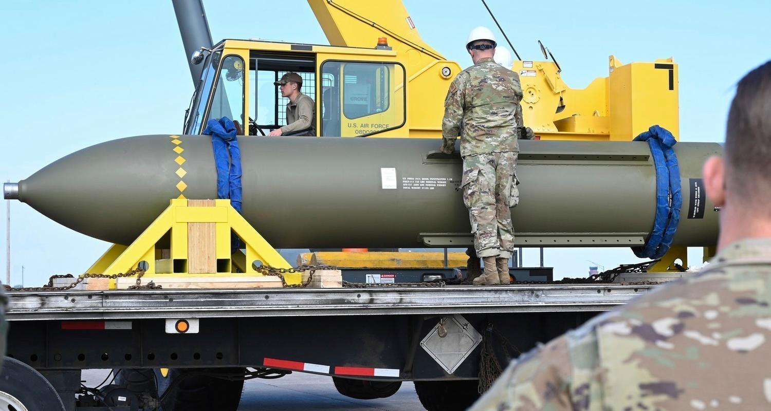 Auf diesem von der US-Luftwaffe am 2. Mai 2023 veröffentlichten Foto sehen sich Luftwaffenangehörige auf dem Luftwaffenstützpunkt Whiteman in Missouri eine GBU-57 (Massive Ordnance Penetrator) an