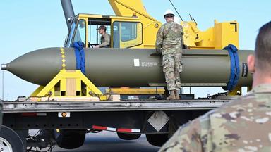 Auf diesem von der US-Luftwaffe am 2. Mai 2023 veröffentlichten Foto sehen sich Luftwaffenangehörige auf dem Luftwaffenstützpunkt Whiteman in Missouri eine GBU-57 (Massive Ordnance Penetrator) an