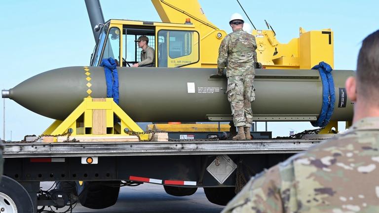 Auf diesem von der US-Luftwaffe am 2. Mai 2023 veröffentlichten Foto sehen sich Luftwaffenangehörige auf dem Luftwaffenstützpunkt Whiteman in Missouri eine GBU-57 (Massive Ordnance Penetrator) an