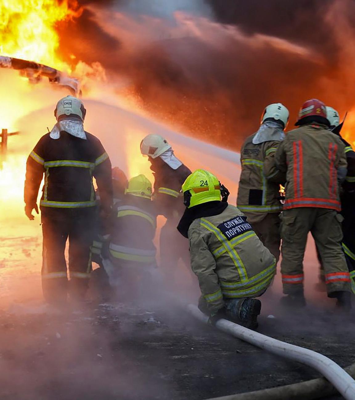 Ein vom staatlichen Katastrophenschutzdienst zur Verfügung gestelltes Foto zeigt ukrainische Rettungskräfte bei der Arbeit am Ort der nächtlichen russischen Raketen- und Drohnenangriffe in der Region Poltawa in der Ukraine am 7. Dezember 2025.