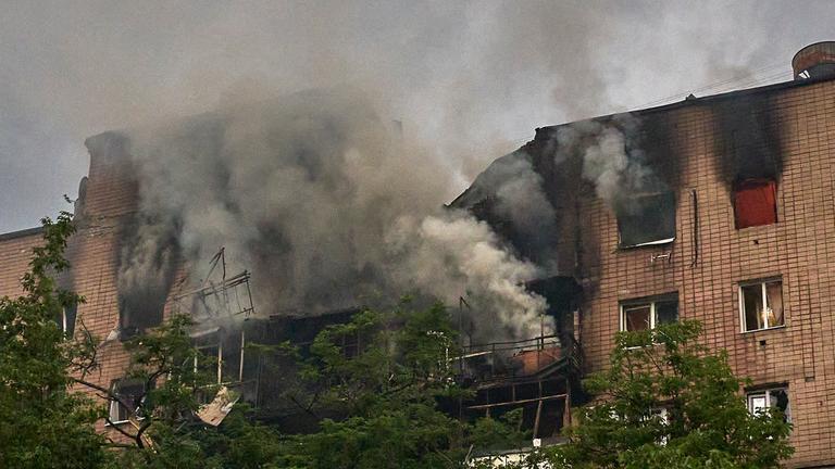 Nach einem russischen Luftangriff ist ein Wohnhaus in Charkiw zerstört.