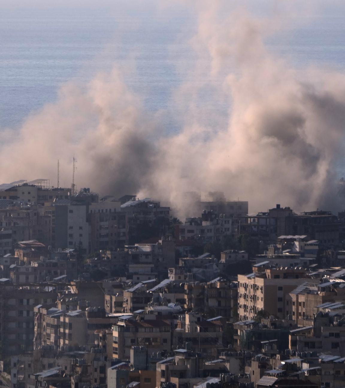 31.03.2026, Libanon, Beirut: Nach einem israelischen Luftangriff auf ein Gebäude in der Nähe der Flughafenstraße steigt Rauch auf.