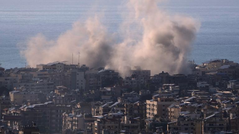 31.03.2026, Libanon, Beirut: Nach einem israelischen Luftangriff auf ein Gebäude in der Nähe der Flughafenstraße steigt Rauch auf.