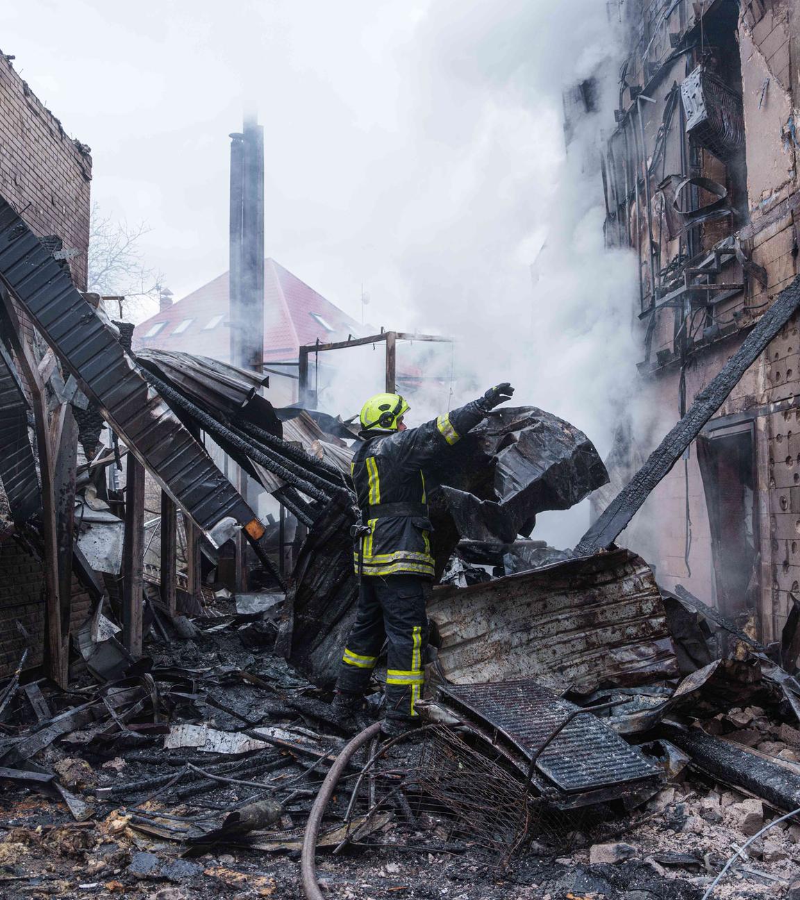 Ein Rettungsarbeiter räumt die Trümmer eines Hauses weg, das nach einem russischen Angriff auf zerstört wurde.