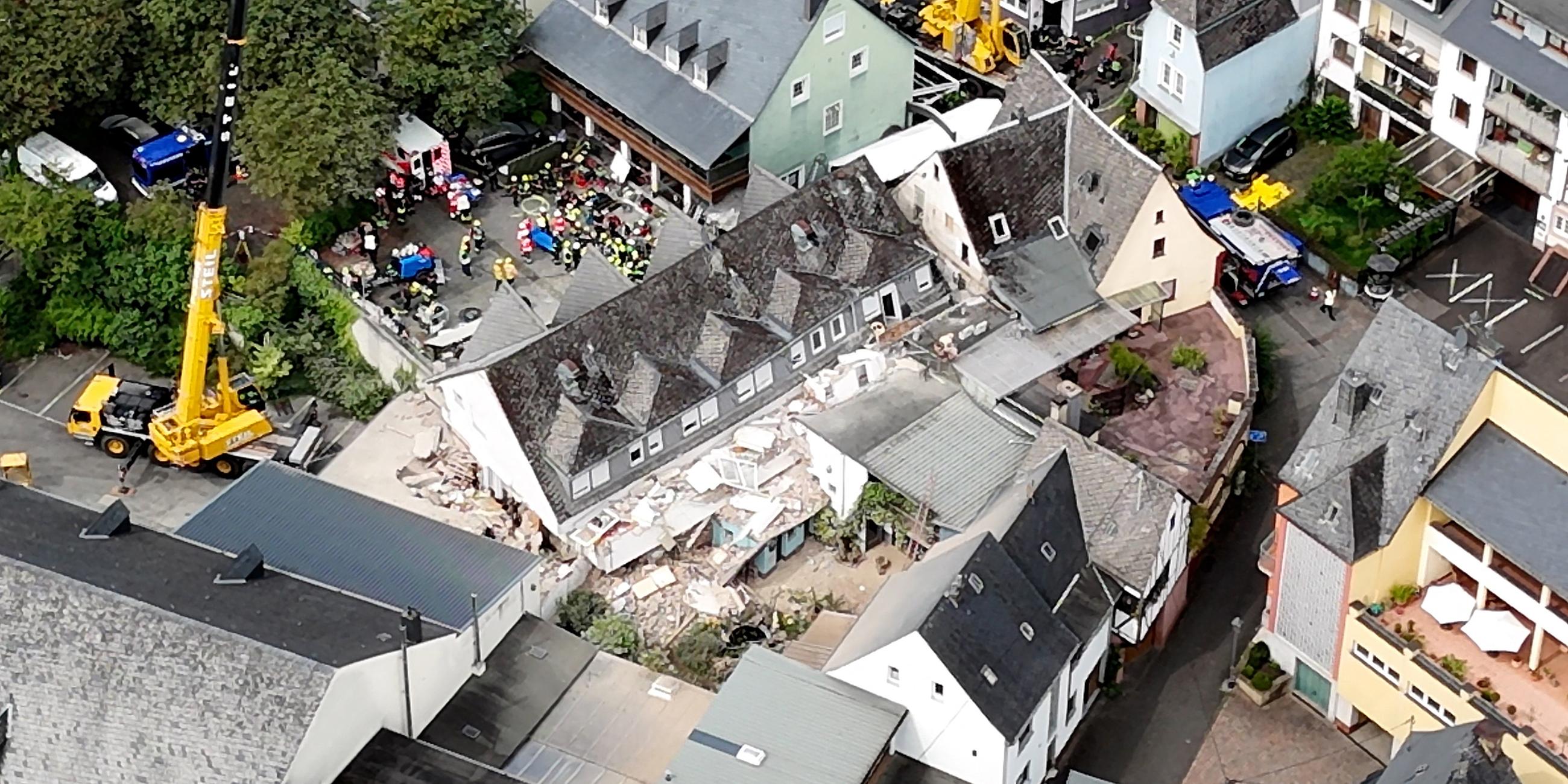Luftbild: Aus einer anderen Perspektive wird deutlich, dass das Stockwerk über die gesamte Länge des Hauses einstürzte.
