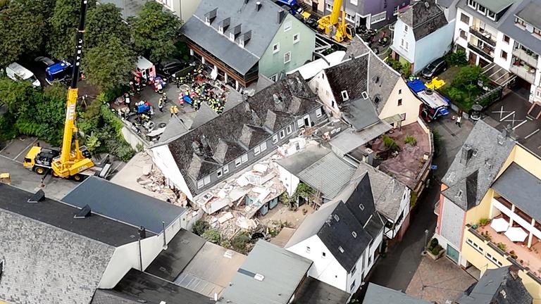 Luftbild: Aus einer anderen Perspektive wird deutlich, dass das Stockwerk über die gesamte Länge des Hauses einstürzte.