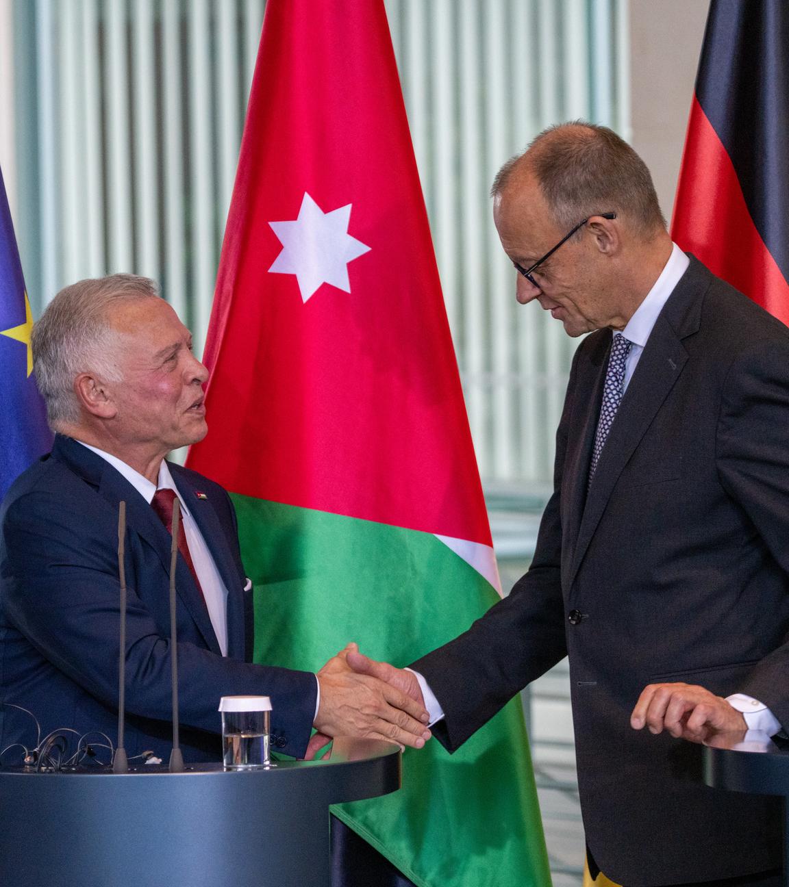 29.07.2025, Berlin: Abdullah II. Ibn Al-Hussein (l), König von Jordanien, und Bundeskanzler Friedrich Merz (CDU) geben sich einer gemeinsamen Pressekonferenz im Bundeskanzleramtes die Hand.