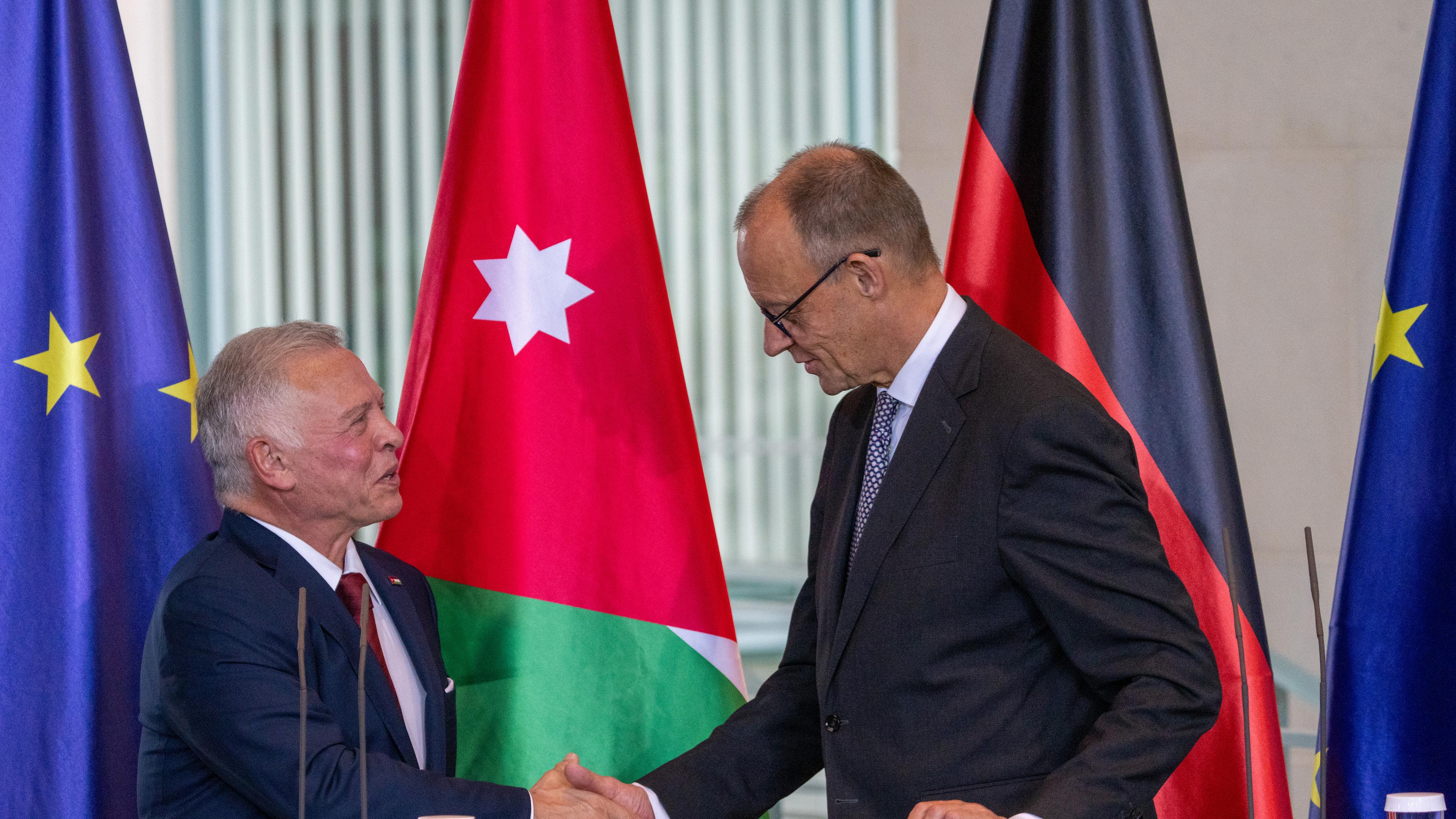 29.07.2025, Berlin: Abdullah II. Ibn Al-Hussein (l), König von Jordanien, und Bundeskanzler Friedrich Merz (CDU) geben sich einer gemeinsamen Pressekonferenz im Bundeskanzleramtes die Hand.