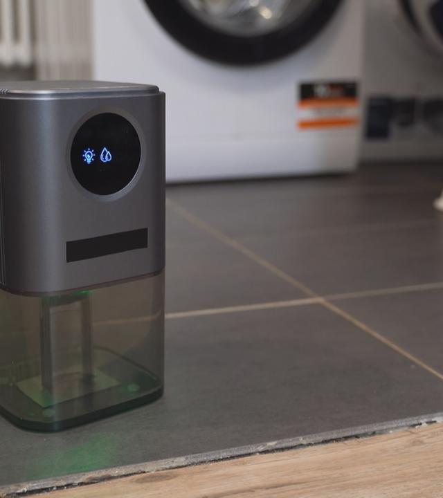 Luftentfeuchter steht auf dem Boden