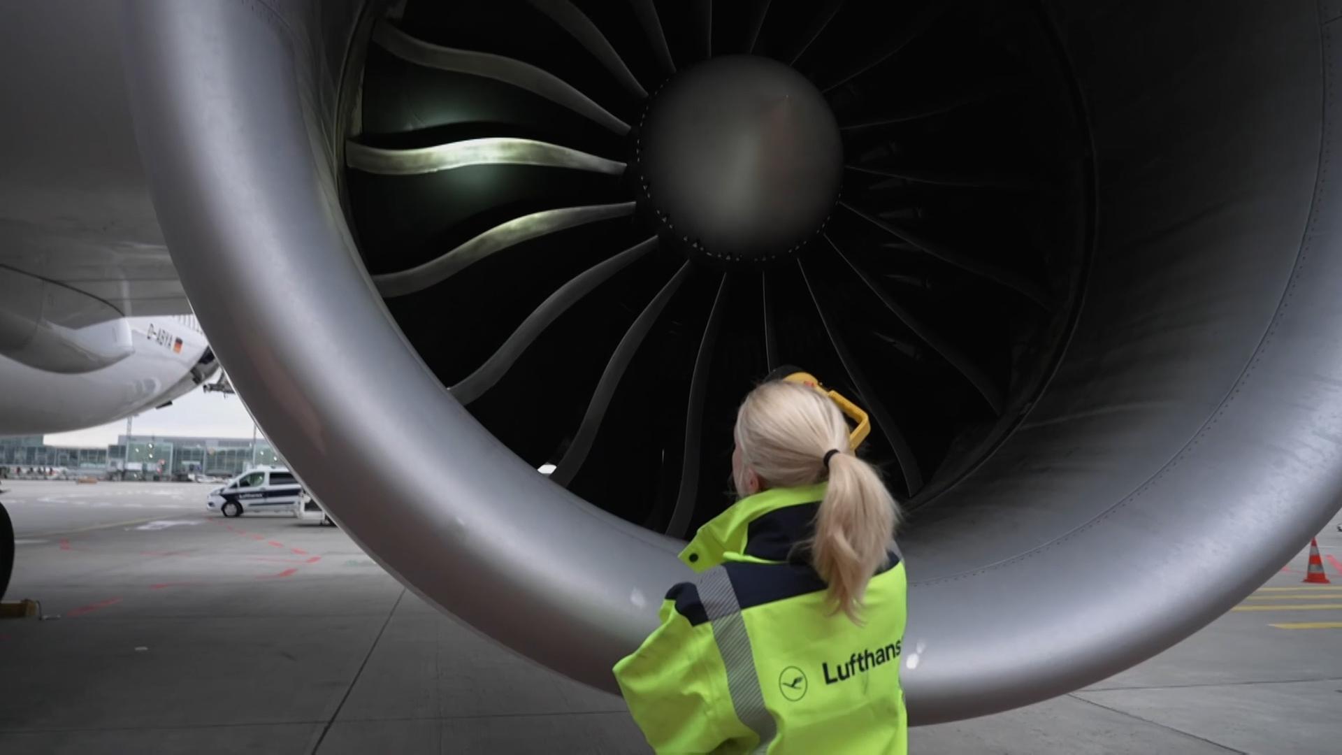 Flughafenmechaniker an einer Turbine