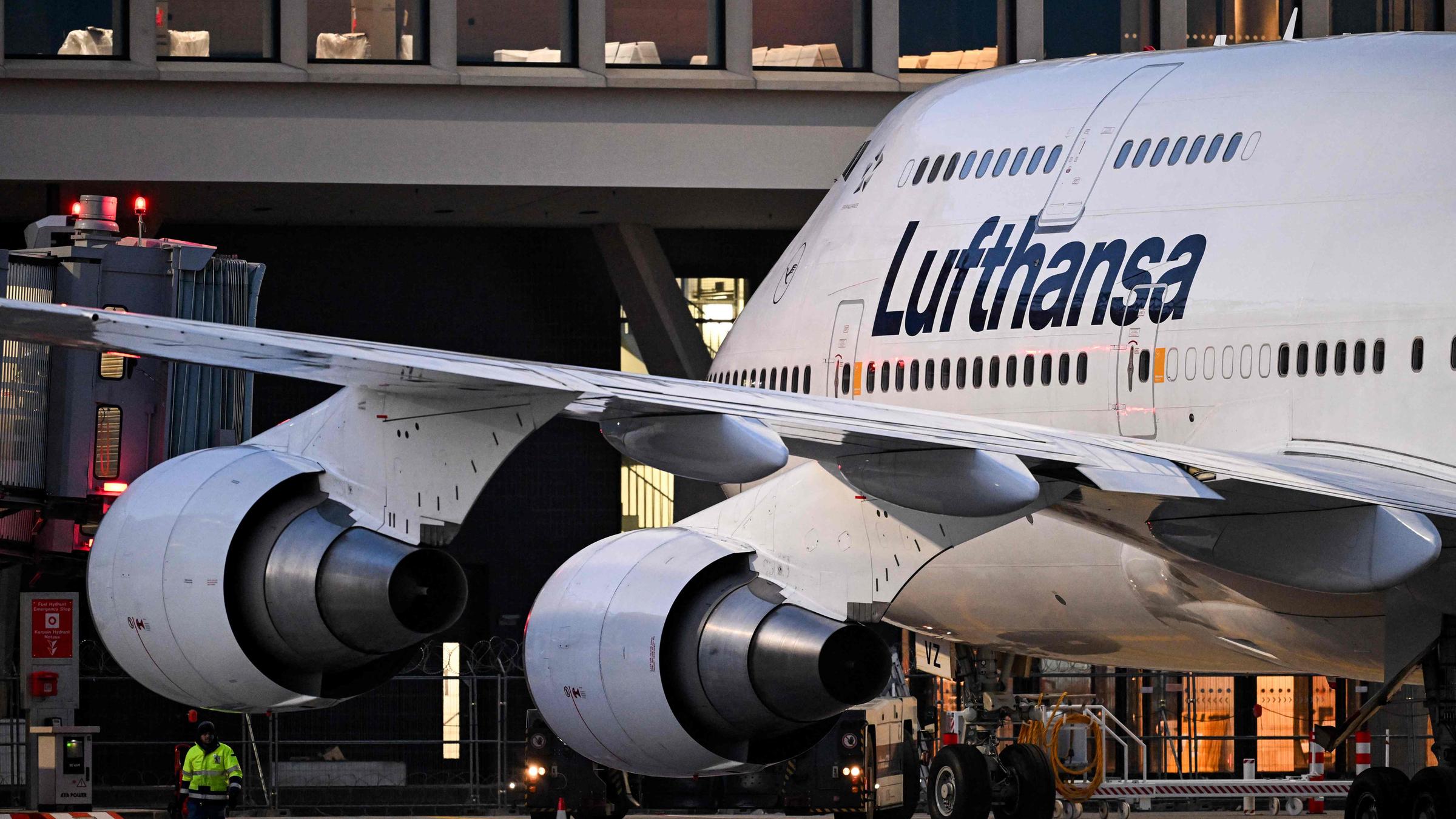 Eine Flugzeug der Lufthansa auf dem Gate