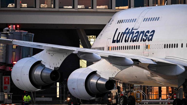 Eine Flugzeug der Lufthansa auf dem Gate