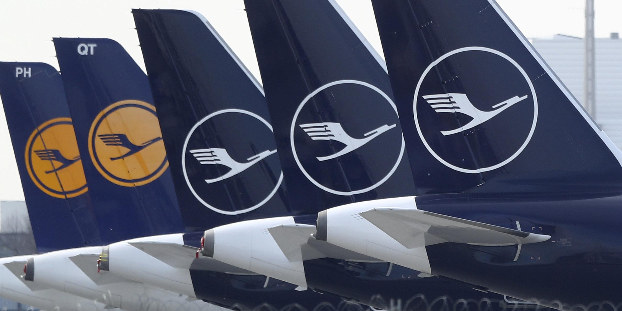 Die Heckflossen von Passagiermaschinen der Lufthansa
