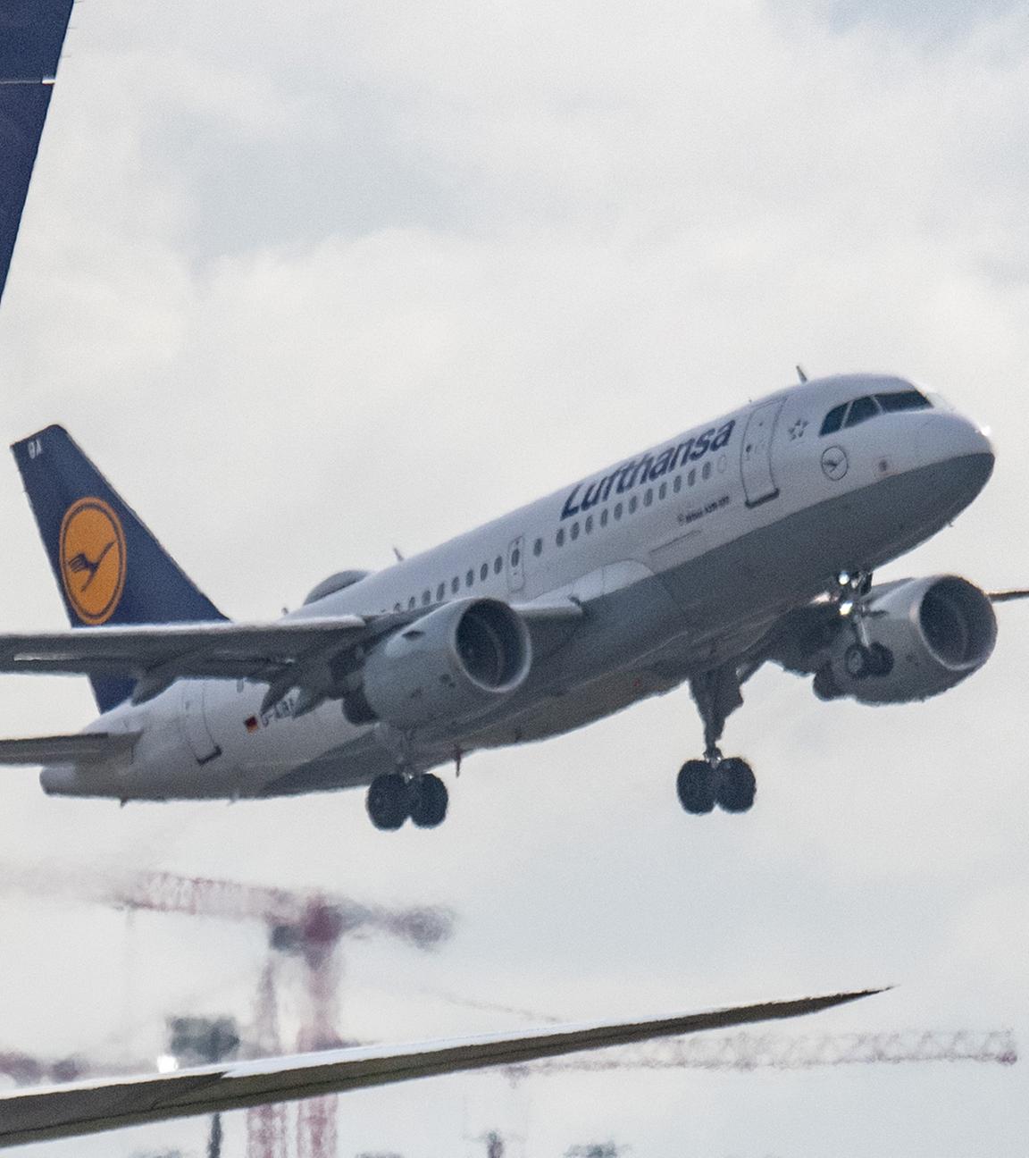 Passagiermaschine der Lufthansa landet am Frankfurter Flughafen.