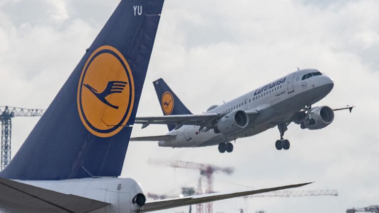 Passagiermaschine der Lufthansa landet am Frankfurter Flughafen. (Archiv)