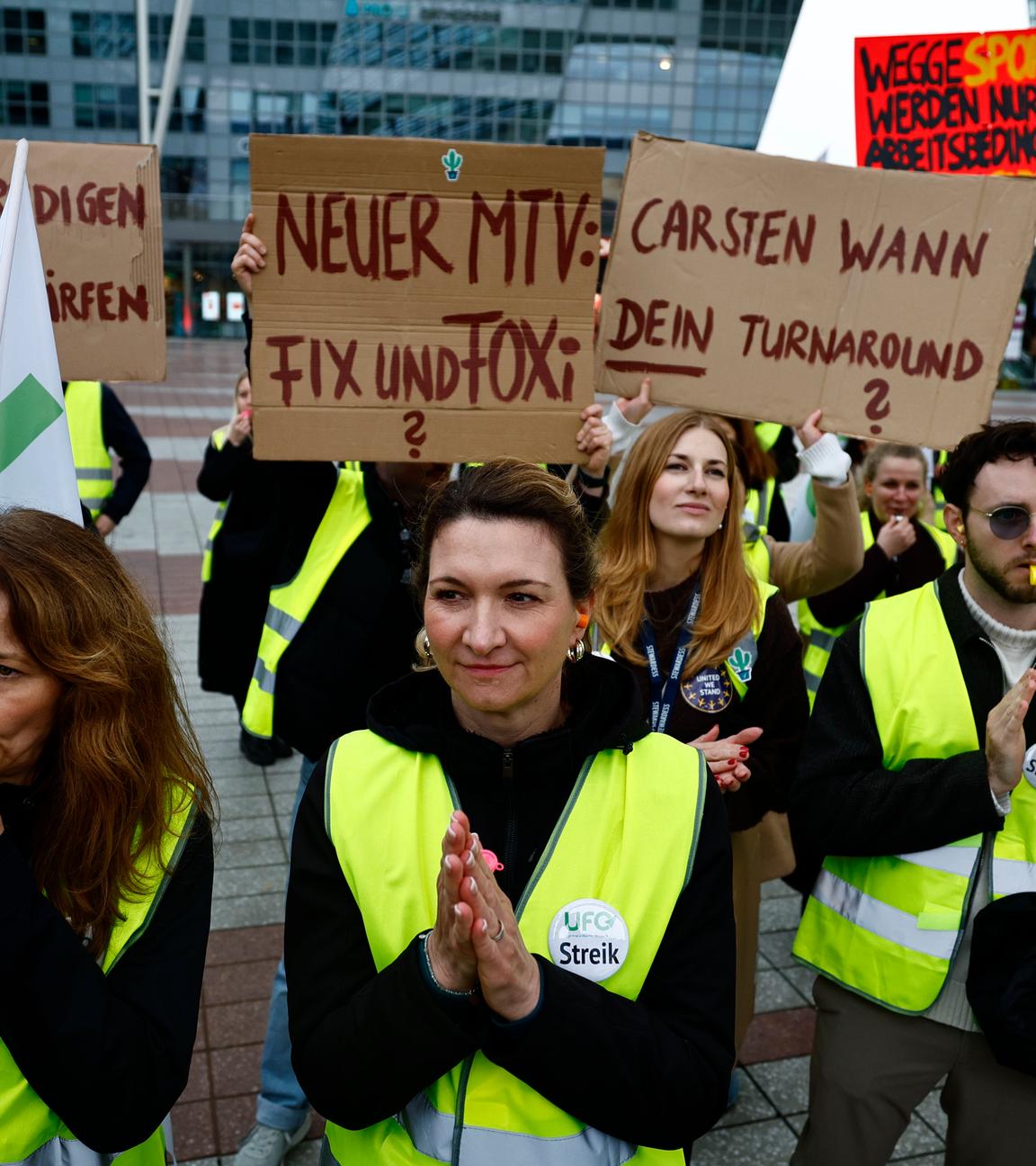 Die Gewerkschaft Ufo hat das Kabinenpersonal der Lufthansa zu einem Streik aufgerufen. Hunderte Flüge fallen heute aus.