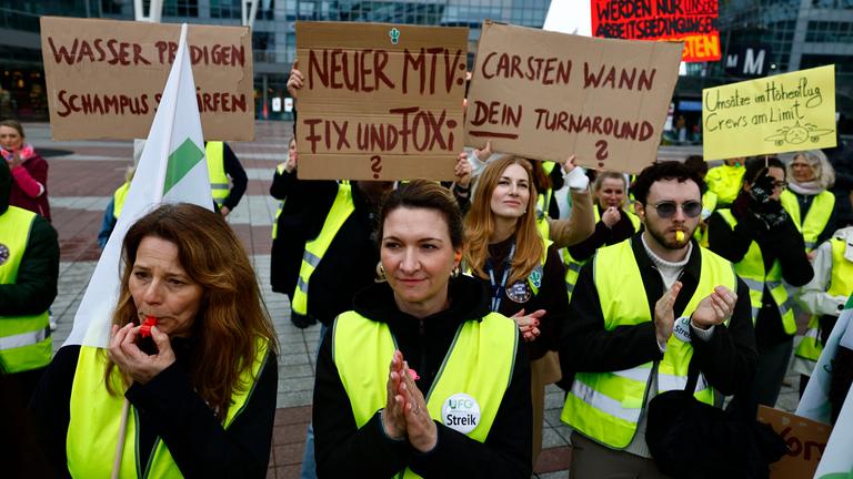 Die Gewerkschaft Ufo hat das Kabinenpersonal der Lufthansa zu einem Streik aufgerufen. Hunderte Flüge fallen heute aus.