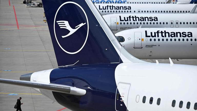 Das Logo der Lufthansa ist am 15.042026 auf mehreren Flugzeugen auf dem Rollfeld des Flughafens Frankfurt am Main zu sehen