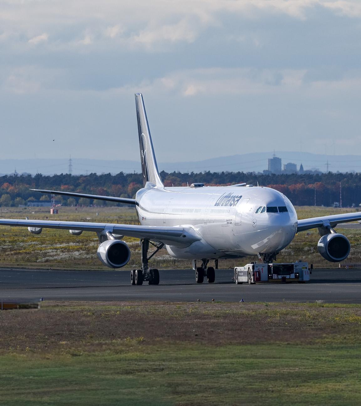 Ein Airbus A340-300 der Fluggesellschaft Lufthansa auf der Rollbahn des Flughafen Frankfurt am Main.