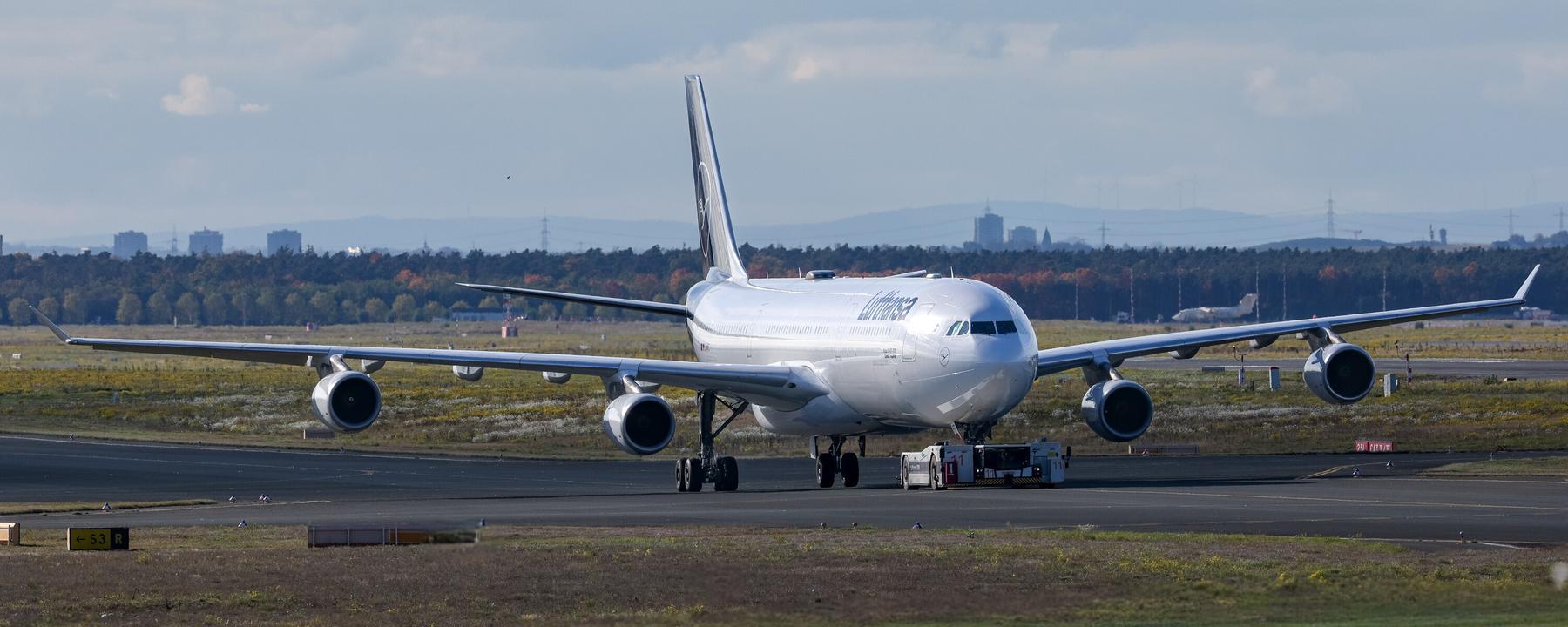 Ein Airbus A340-300 der Fluggesellschaft Lufthansa auf der Rollbahn des Flughafen Frankfurt am Main.
