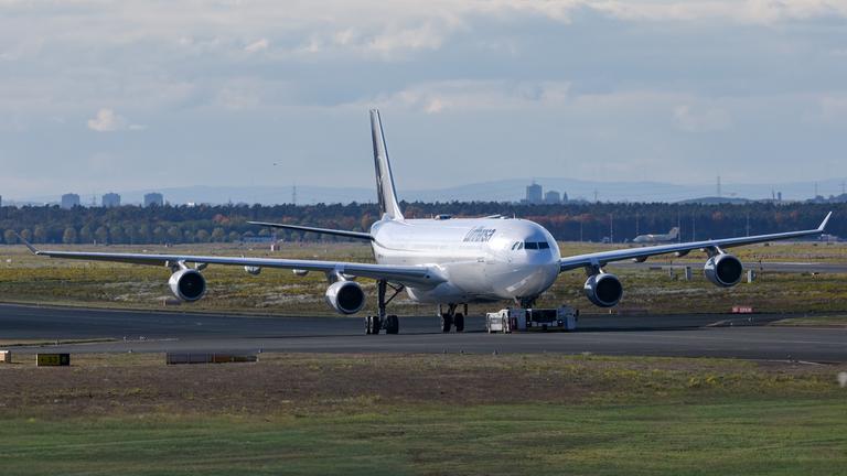 Ein Airbus A340-300 der Fluggesellschaft Lufthansa auf der Rollbahn des Flughafen Frankfurt am Main.