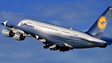 Ein Airbus A380 der Lufthansa startet vom Flughafen München.