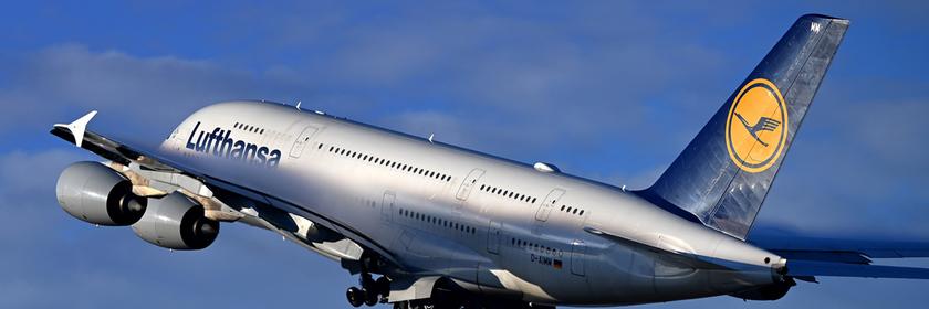 Ein Airbus A380 der Lufthansa startet vom Flughafen München.