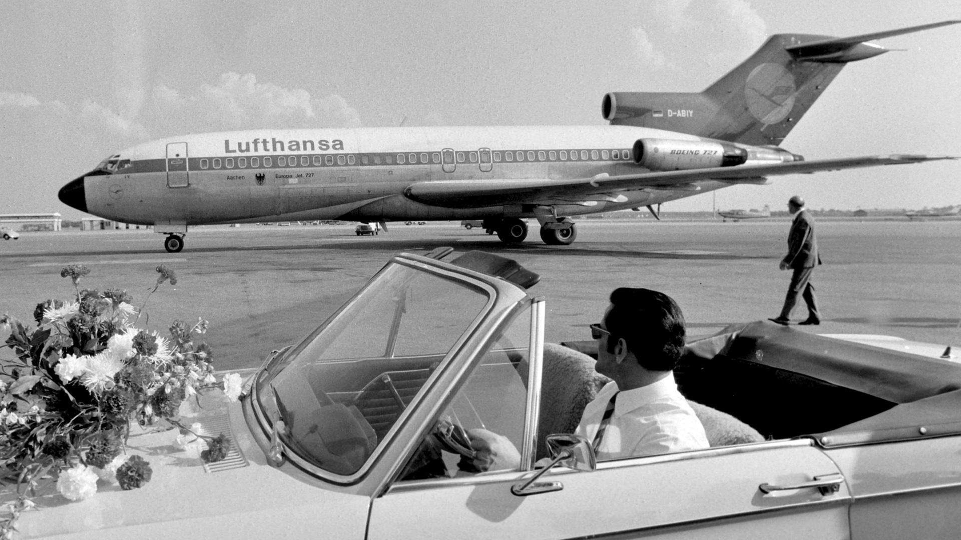 Ein Fahrer wartet auf dem Vorfeld auf Fußballspieler der Bundesliga vor einer Lufthansa Maschine im Jahre 1970.