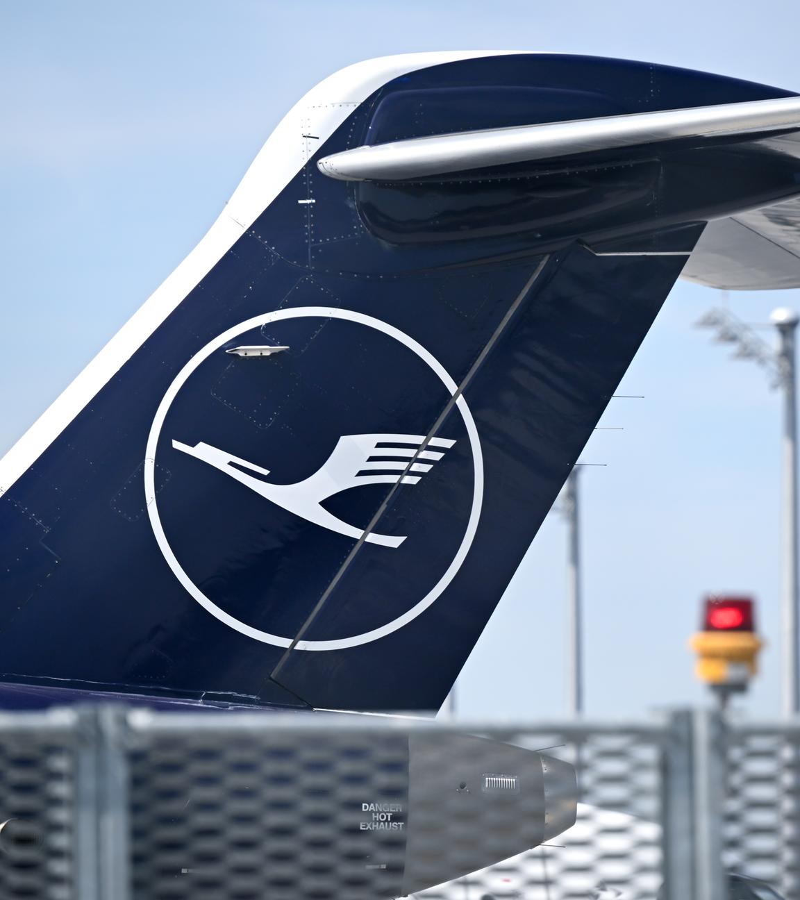 Flugzeuge der Lufthansa und der Lufthansa CityLine stehen am Flughafen München.