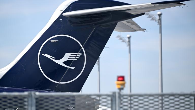 Flugzeuge der Lufthansa und der Lufthansa CityLine stehen am Flughafen München.