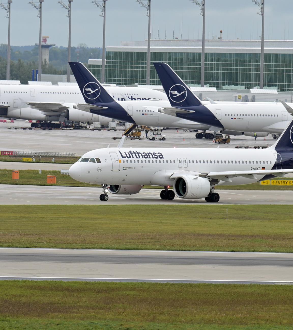 Bayern, München: Ein Lufthansa Flugzeug startet vom Flughafen München.