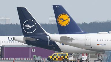 Flugzeuge der Fluggesellschaft Lufthansa stehen auf dem Rollfeld eines Flughafens.